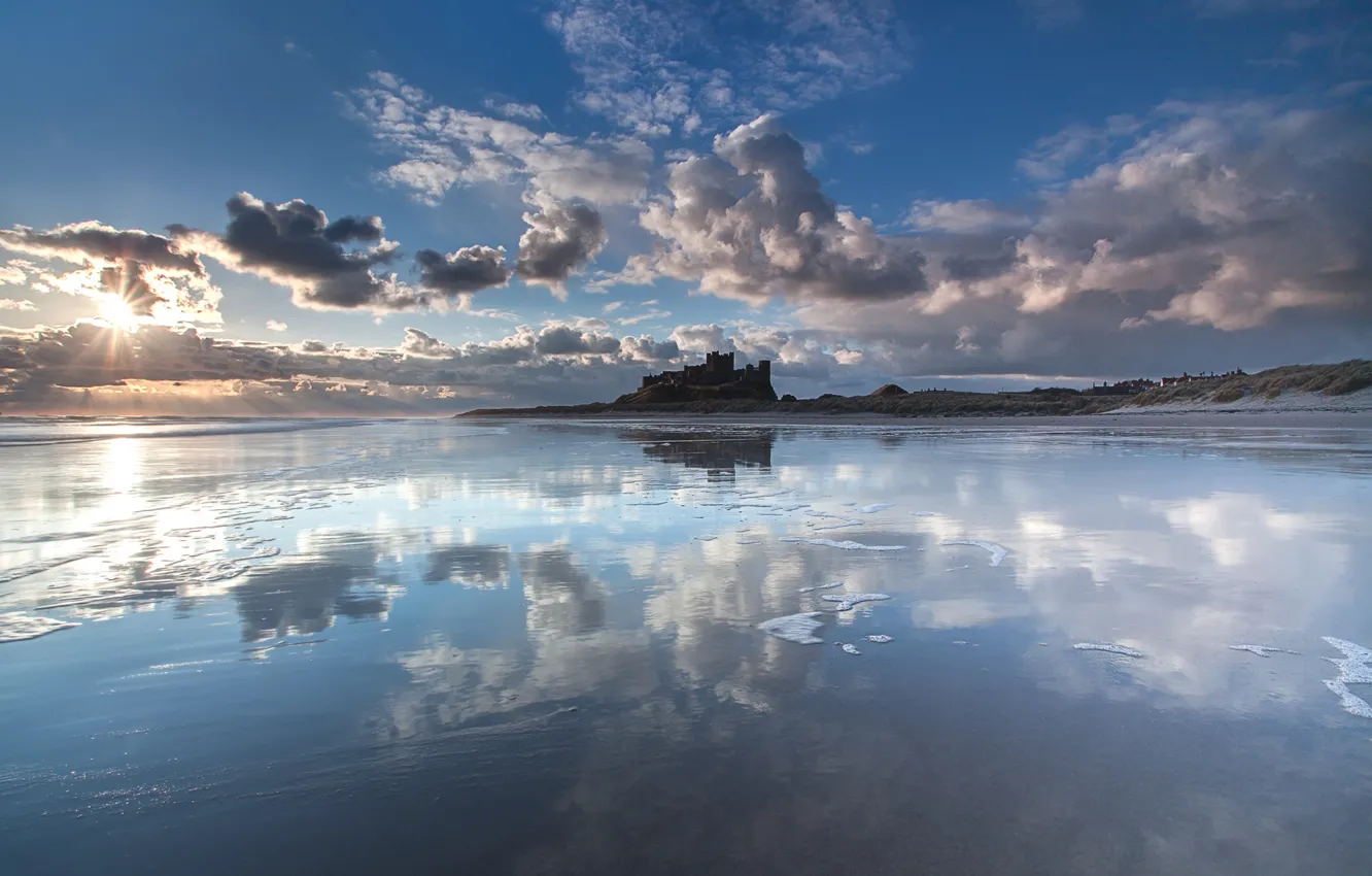 Фото обои море, солнце, облака, замок, мель, Bamburgh Castle, Northumberland coast