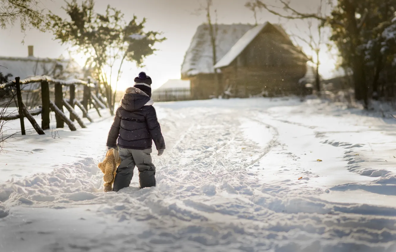 Фото обои зима, снег, игрушка, мальчик, деревня