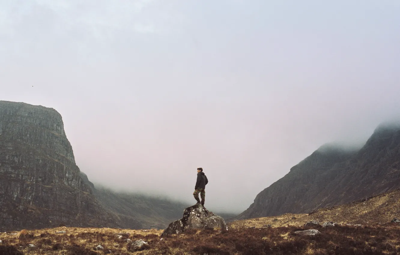 Фото обои горы, туман, камень, спина, мужчина, долины, вытяжка