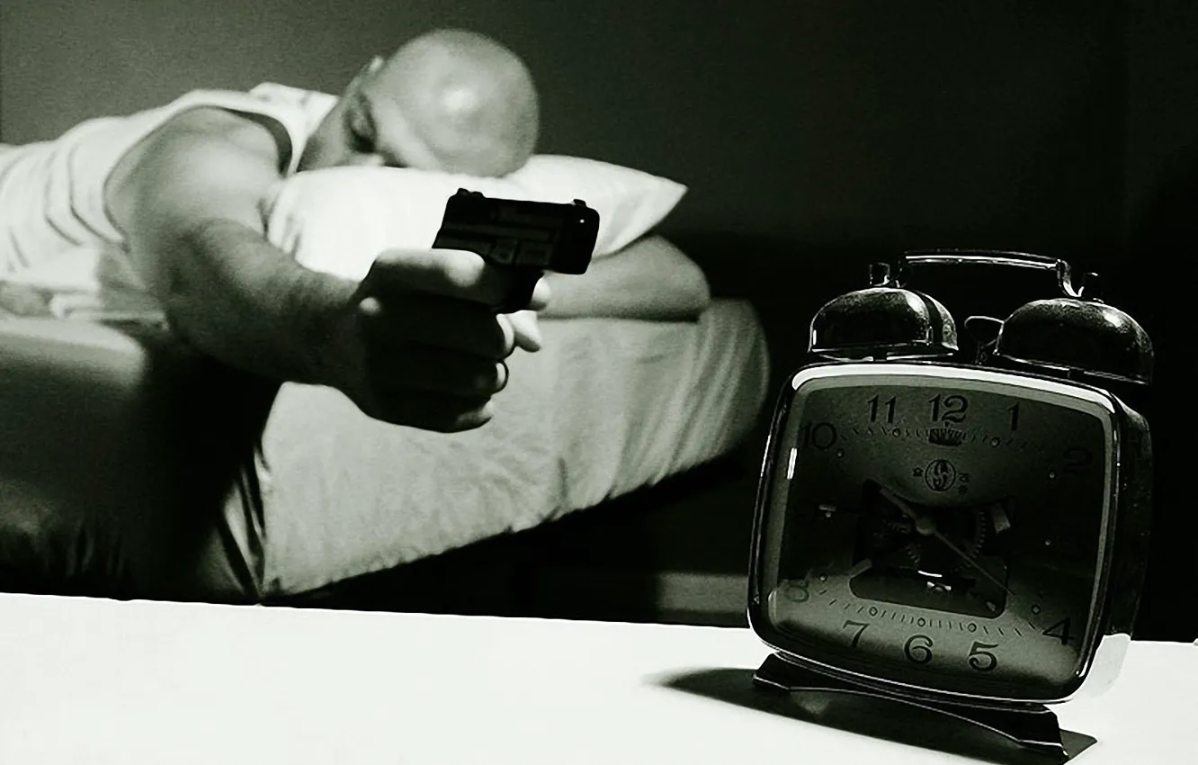 Фото обои пистолет, будильник, спит