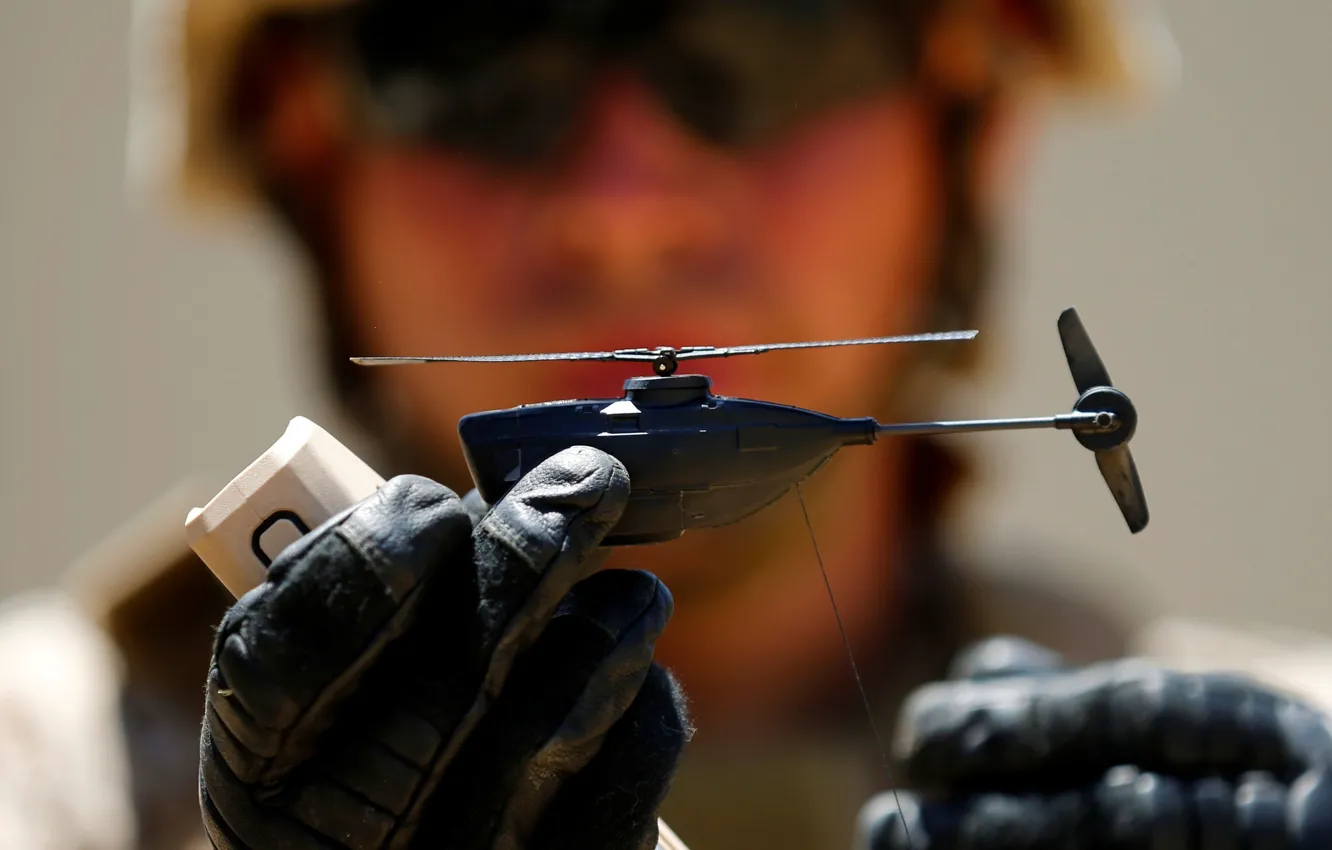 Фото обои soldier, man, helmet, drone, military drones, Black Hornet Nano