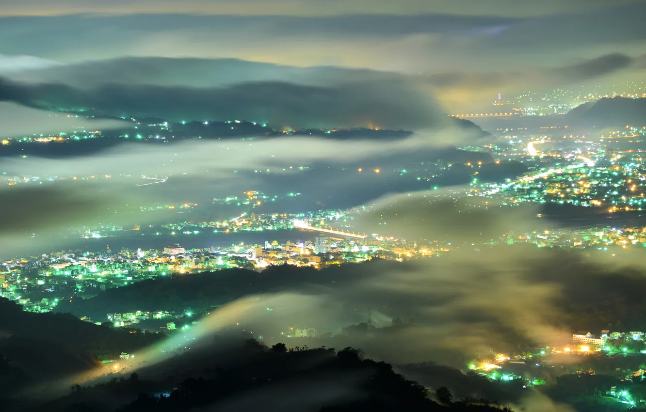 Фото обои облака, ночь, город, огни, туман, высота, вид сверху