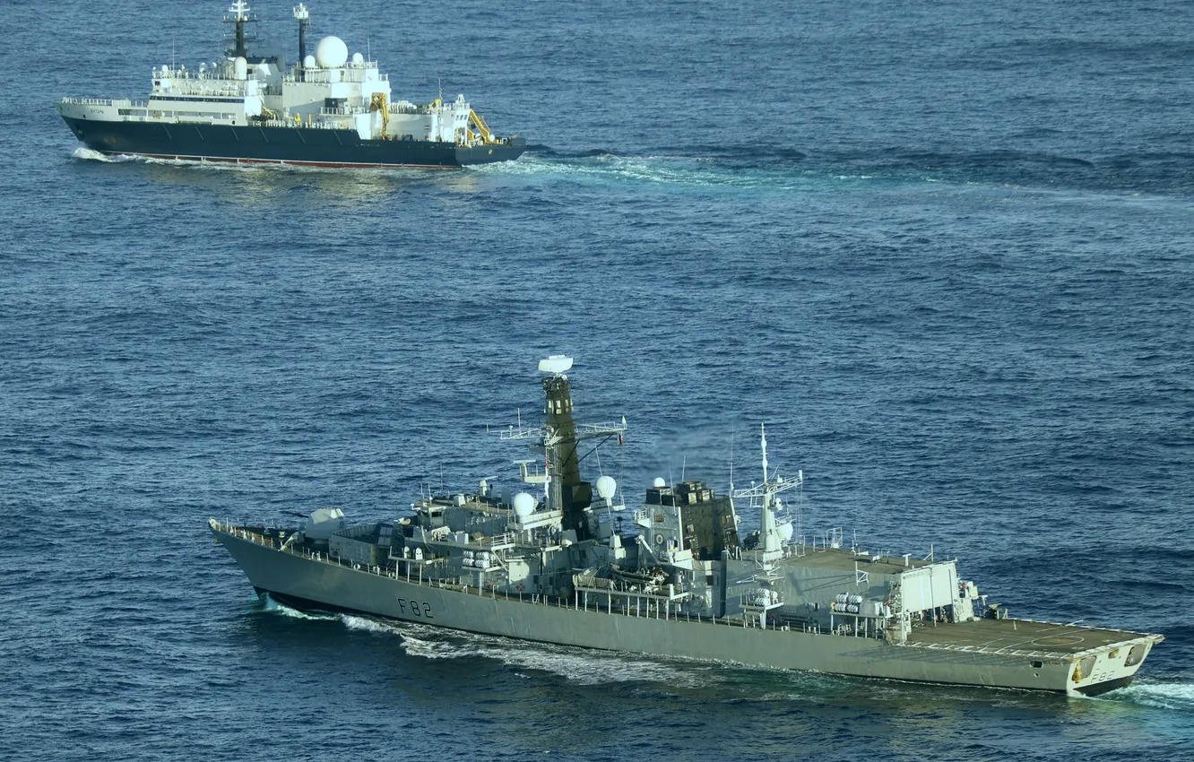 Фото обои Ла-Манш, океанографическое судно Янтарь, фрегат HMS Somerset
