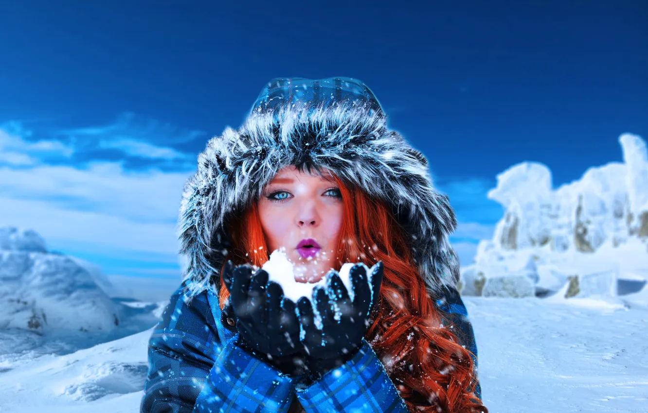 Фото обои зима, девушка, снег, горы, настроение, волосы, капюшон, рыжая