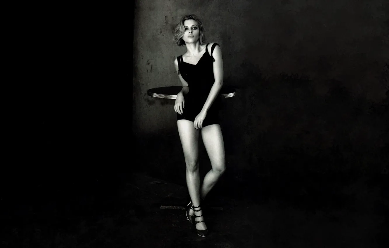 Фото обои девушка, фигура, ч/б, актриса, Scarlett Johansson, ножки, Скарлет Йохансон
