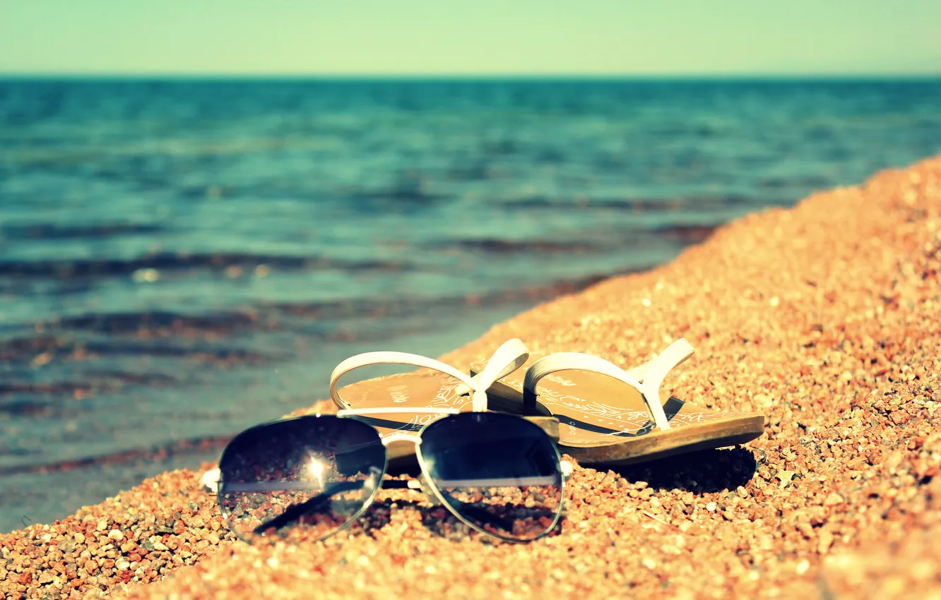Фото обои песок, лето, вода, солнце, озеро, берег, очки, шлепки