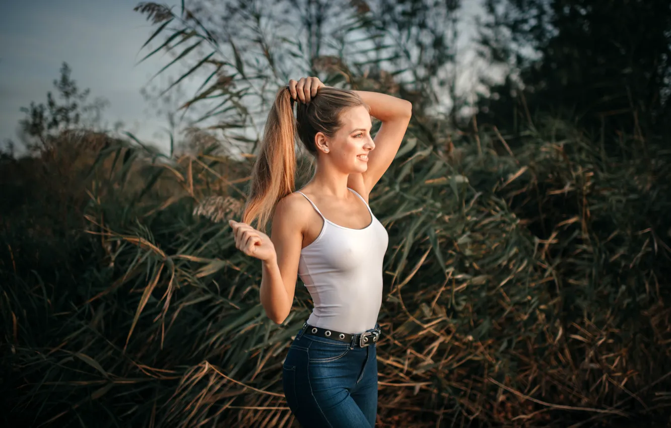 Фото обои трава, солнце, природа, секси, поза, модель, портрет, джинсы