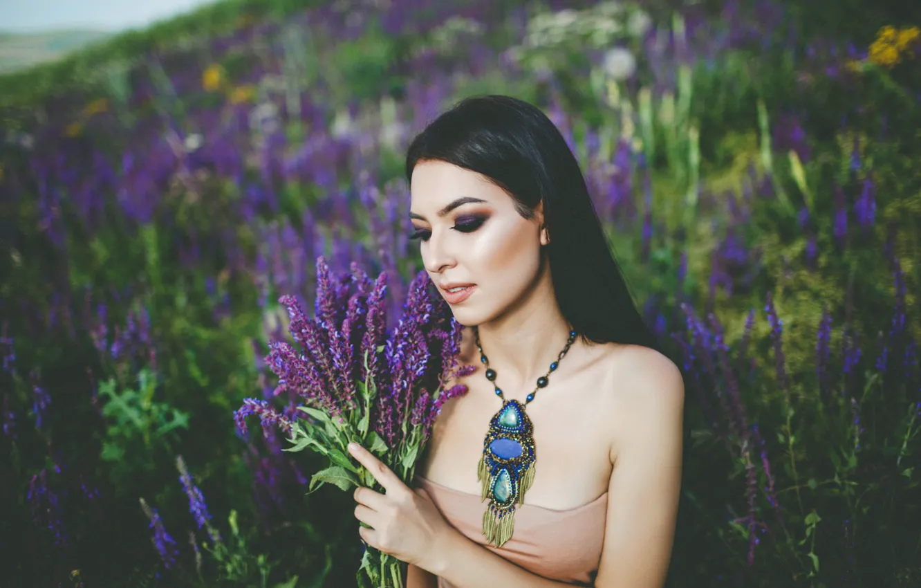 Фото обои поле, девушка, цветы, природа, портрет, букет, ожерелье, макияж