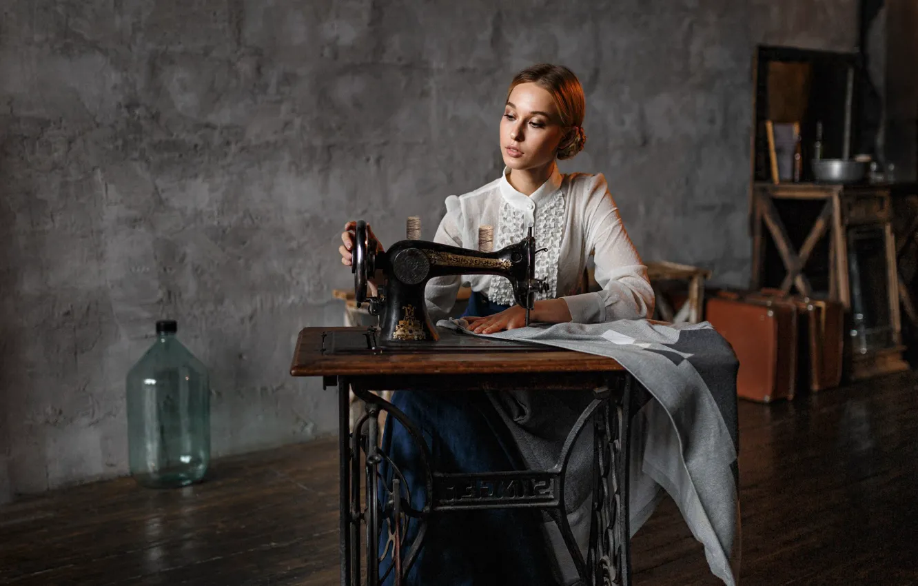 Фото обои девушка, ретро, швейная машинка, Алексей Кишечкин, Ольга Овчарова