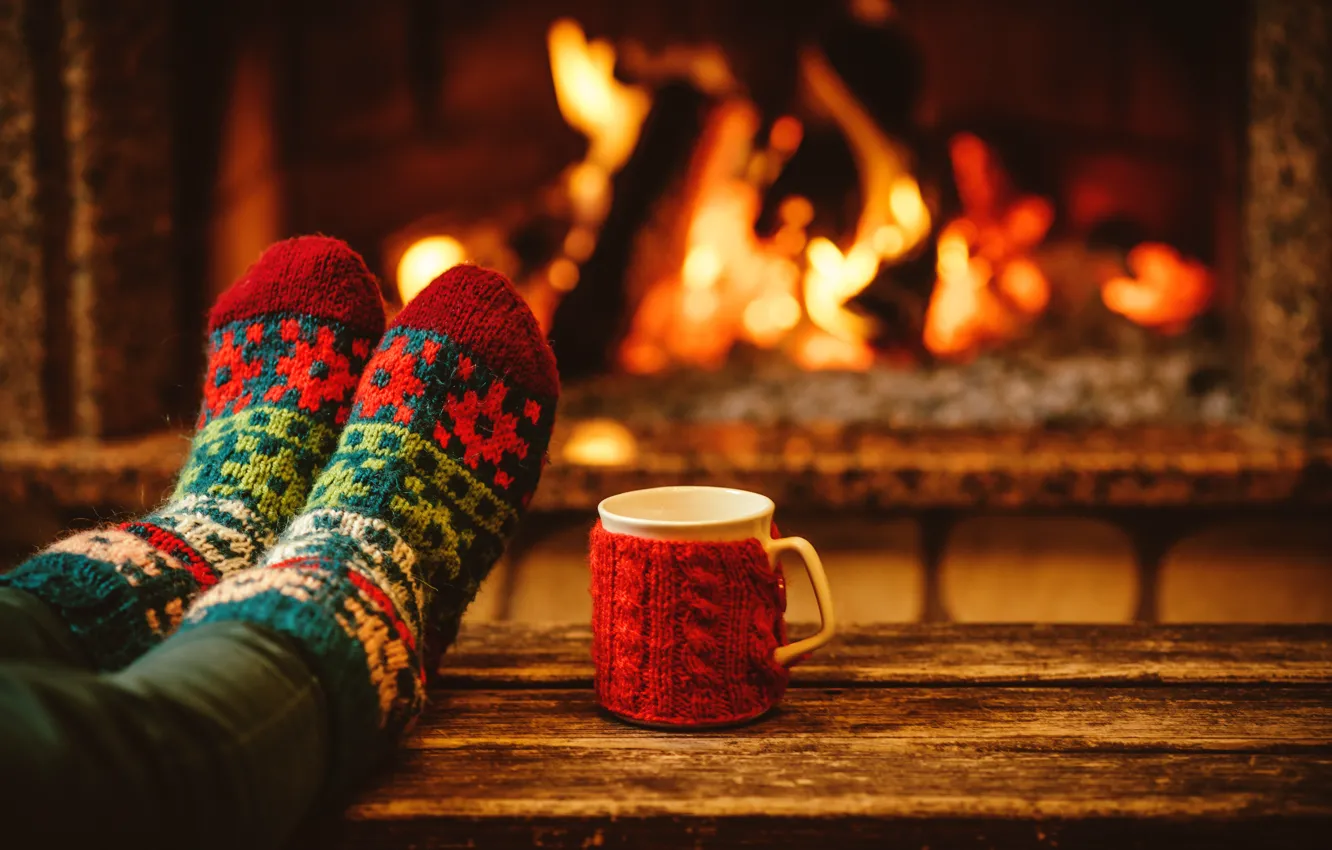 Фото обои вечер, Новый Год, Рождество, чашка, носки, камин, Christmas, cup
