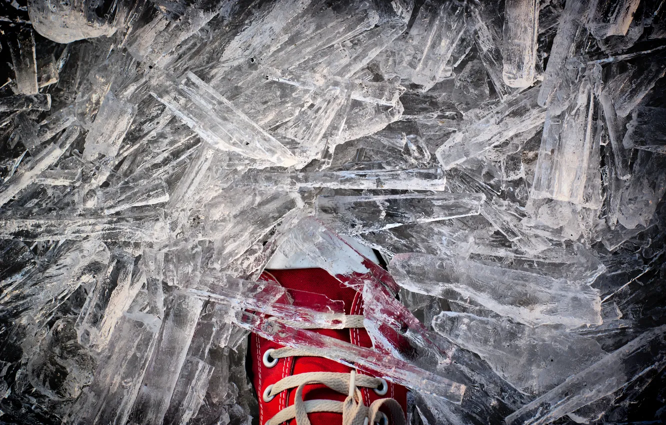 Фото обои холод, лед, красный, кеды