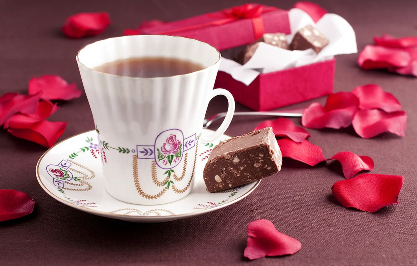 Фото обои чай, шоколад, лепестки, конфеты, box, flowers, cup, chocolate