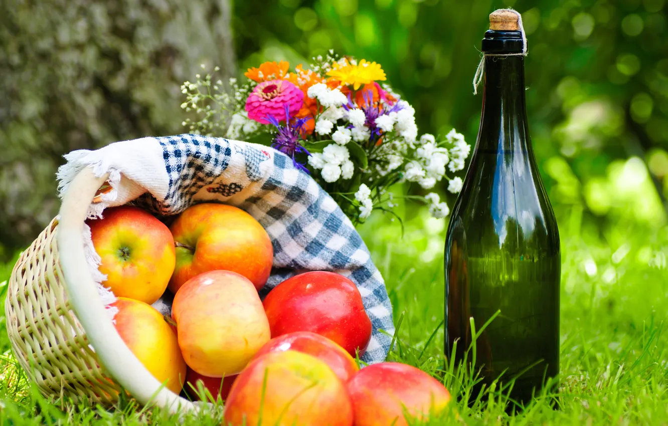 Фото обои трава, цветы, вино, корзина, яблоки, букет, пикник, салфетка