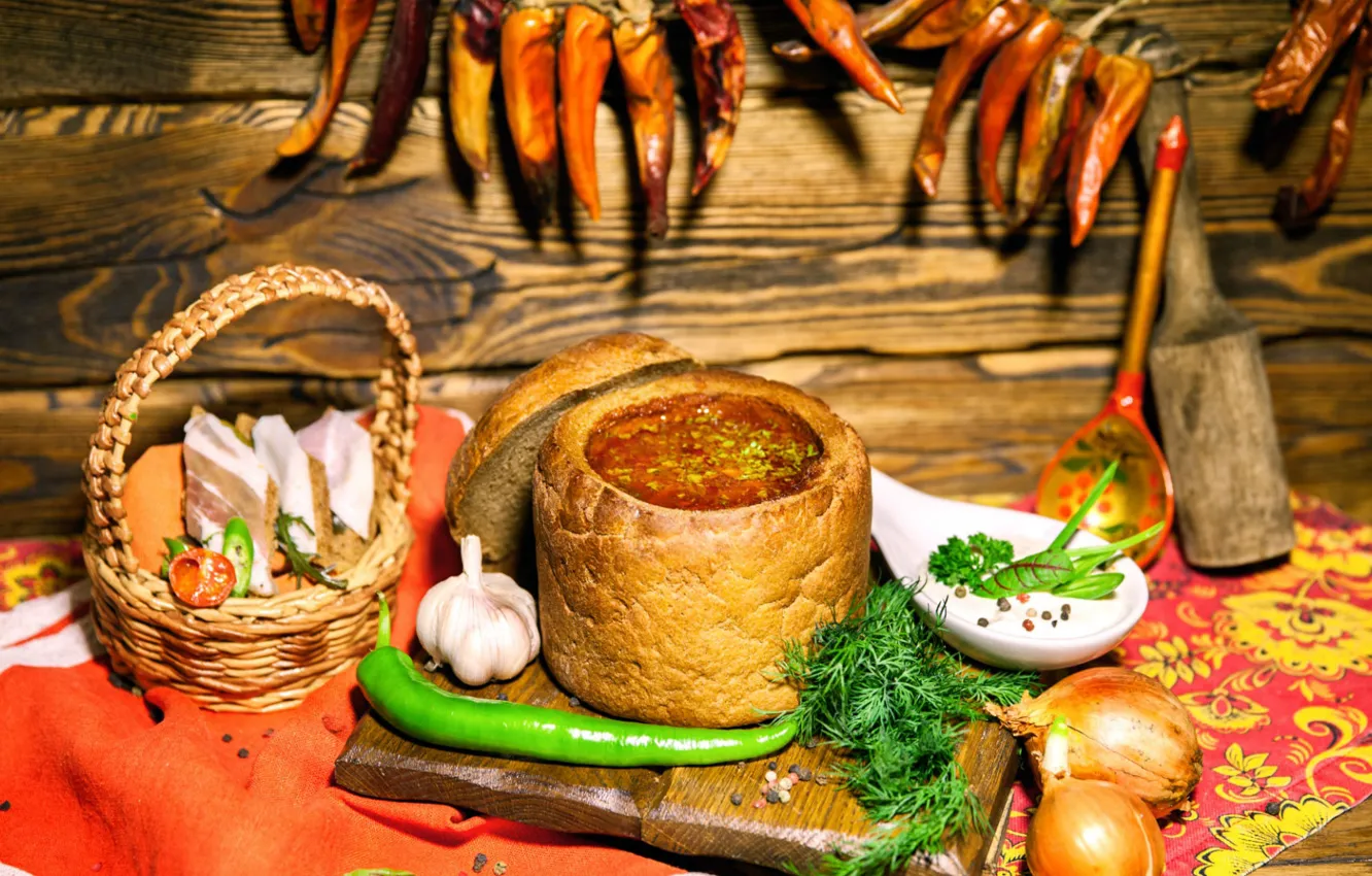 Фото обои лук, укроп, хлеб, перец, блюдо, борщ, чеснок, сало