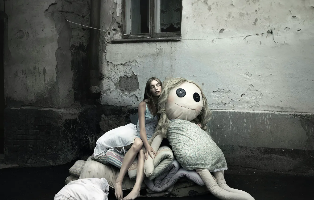 Фото обои девушка, город, сон, кукла, окно, босая