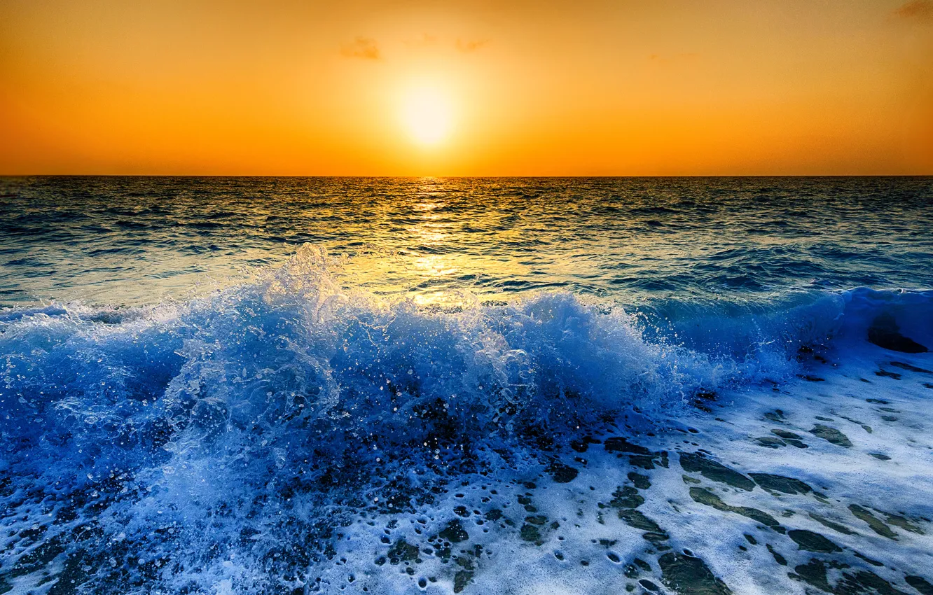 Фото обои море, небо, солнце, закат, брызги, волна