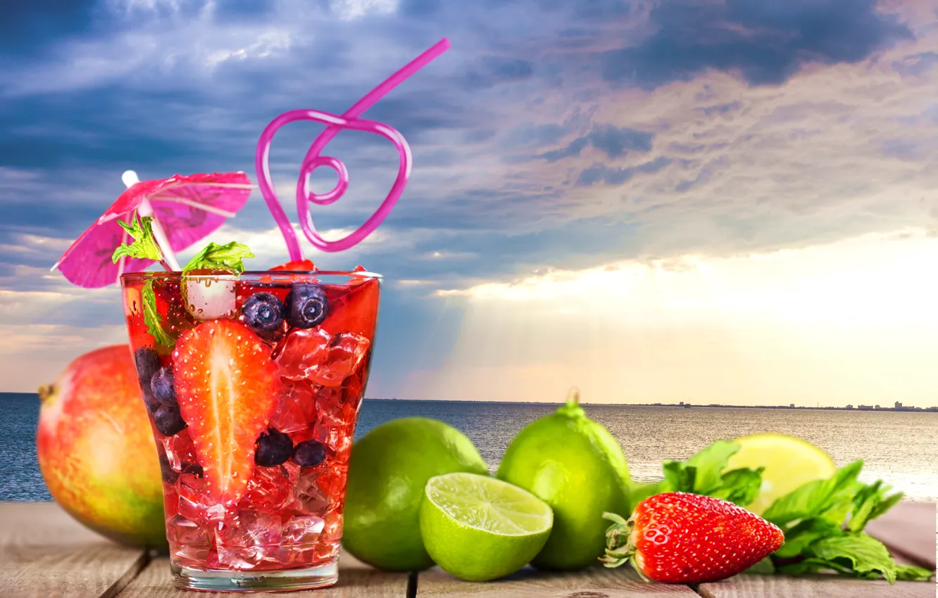 Фото обои море, пейзаж, тучи, стакан, ягоды, зонтик, фон, пасмурно