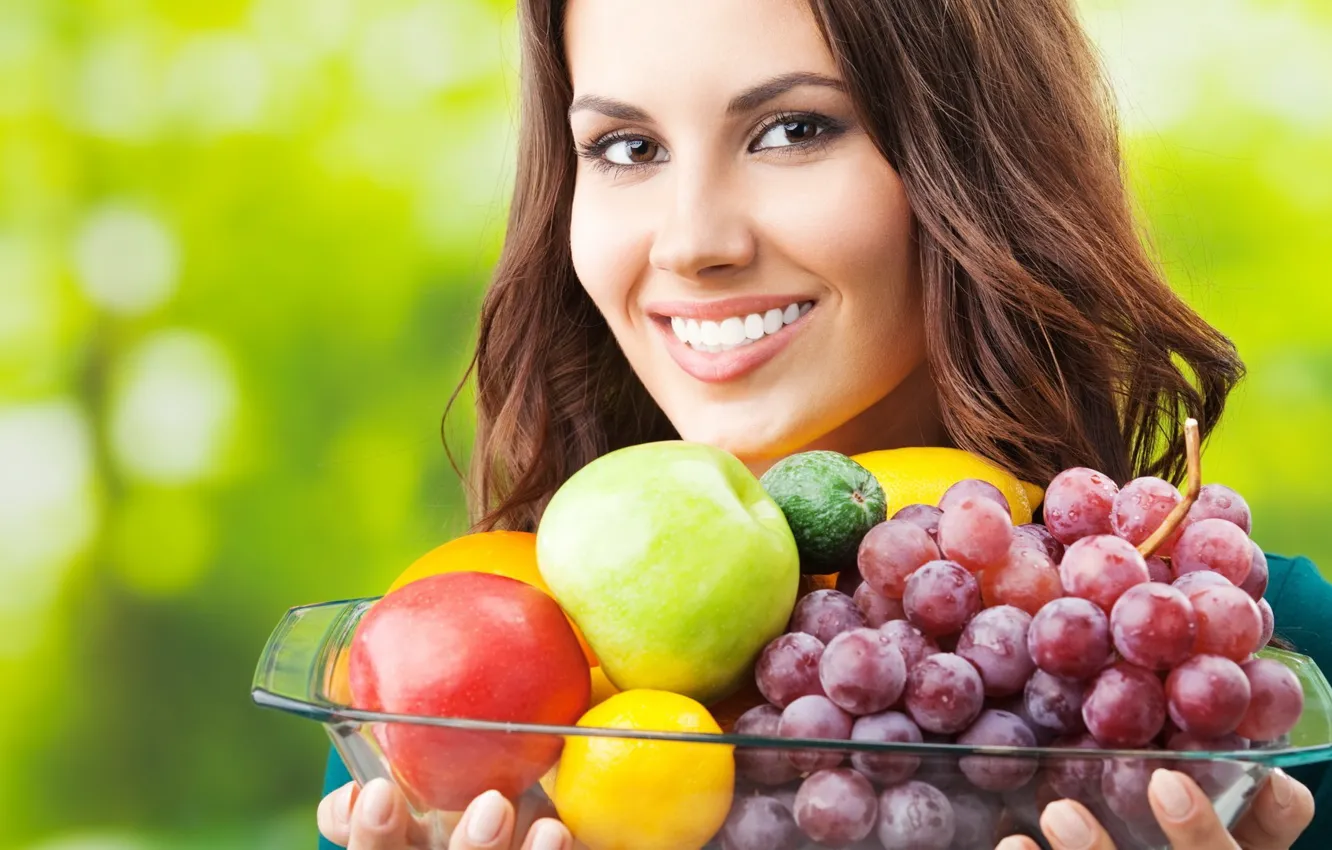 Фото обои девушка, поза, улыбка, еда, красиво, фрукты