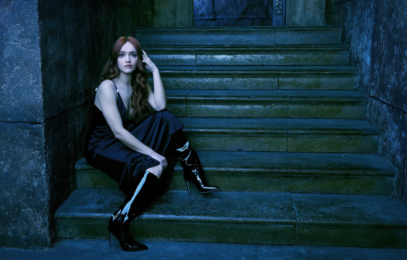 Фото обои взгляд, девушка, поза, волосы, платье, лестница, красивая, Olivia Cooke