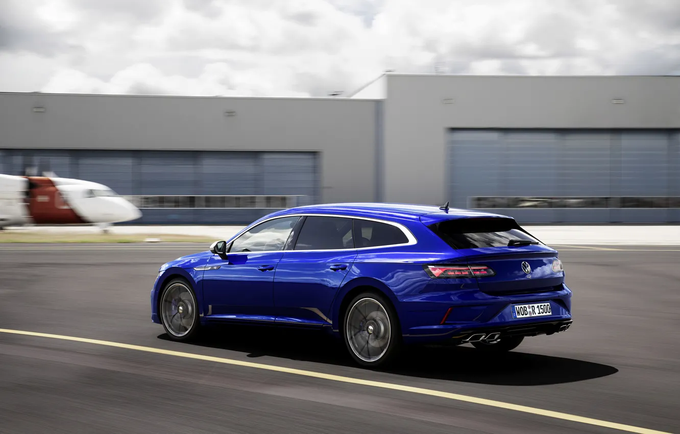 Фото обои синий, здания, скорость, размытие, Volkswagen, универсал, Shooting Brake, 2020