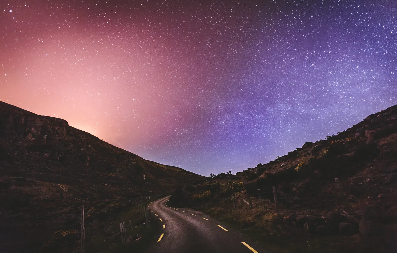 Фото обои дорога, небо, звезды, горы, ночь, забор, сельская местность