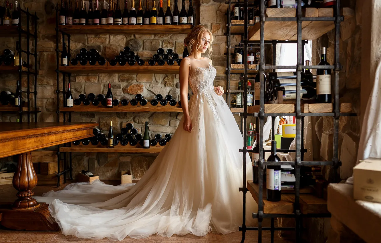 Фото обои девушка, поза, вино, платье, свадьба, Косарева Анастасия