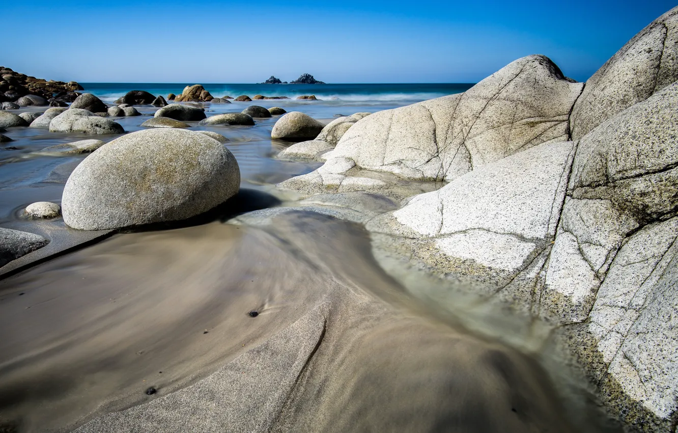 камни и море