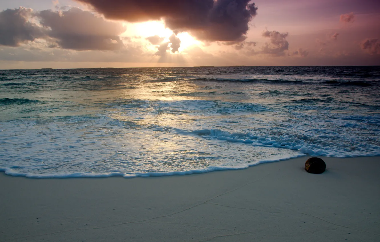 Фото обои песок, море, пляж, небо, пена, вода, облака, камень