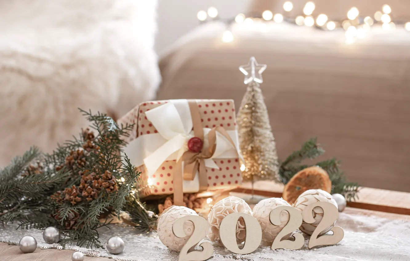 Фото обои шарики, подарок, Рождество, цифры, Новый год, ёлочка, декорация, еловые ветки