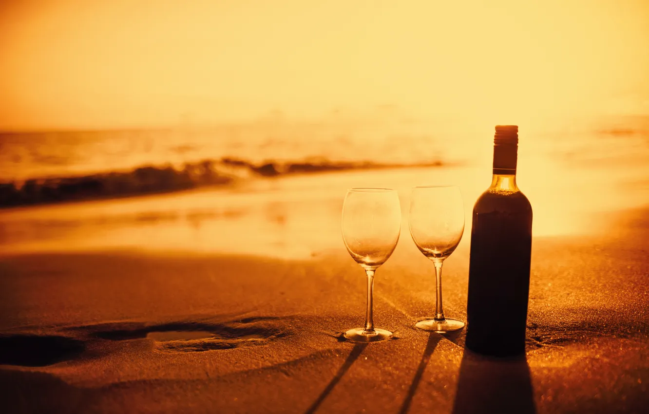 Фото обои песок, пляж, вино, бутылка, вечер, бокалы, beach, sunset