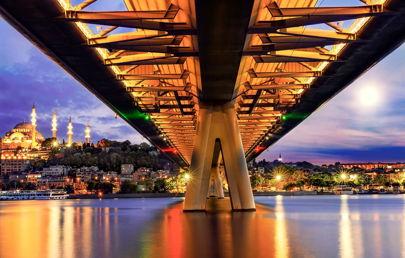 Фото обои мост, огни, река, берег, дома, вечер, фонари, Стамбул