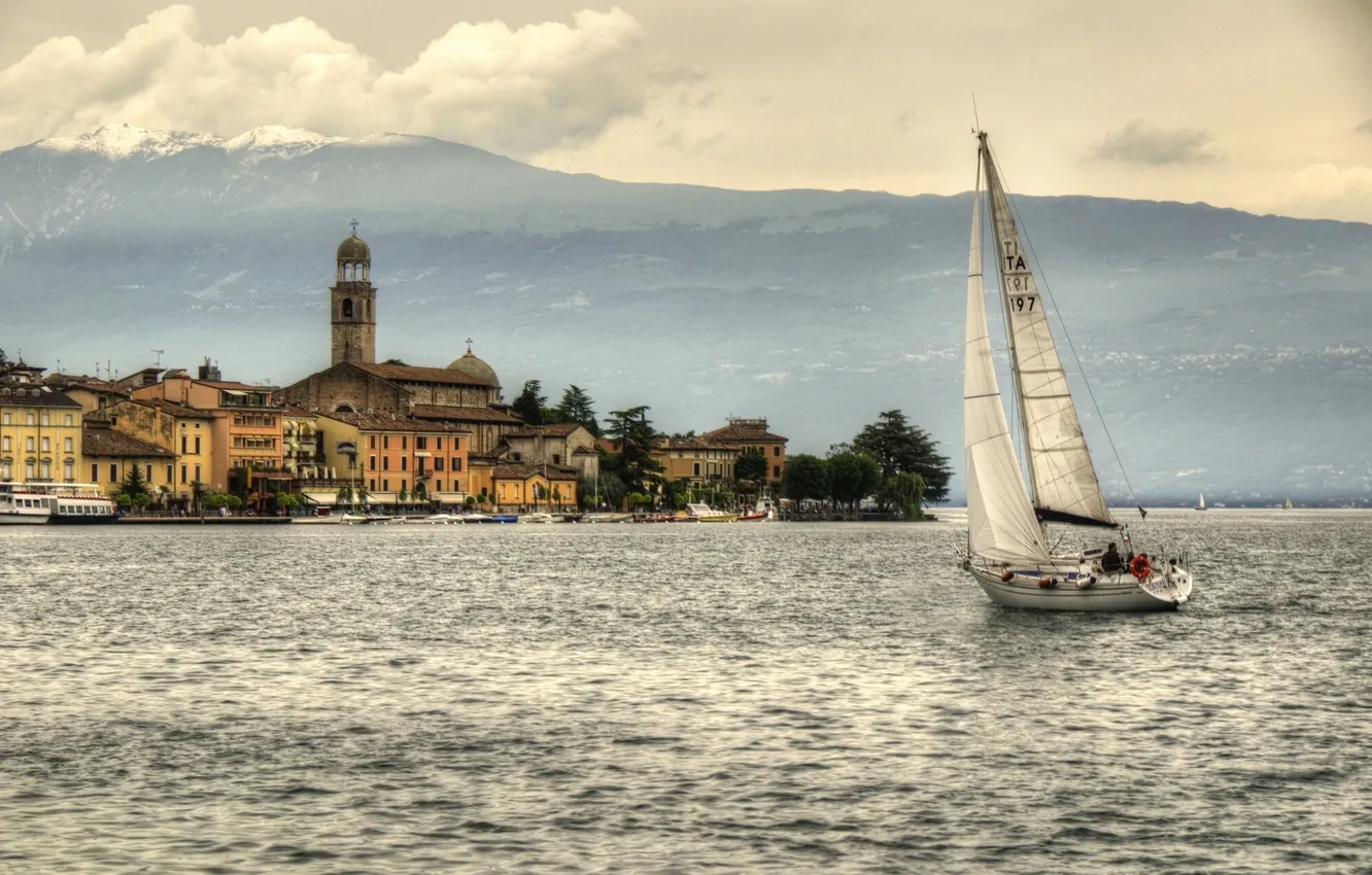 Фото обои горы, здания, яхта, Италия, набережная, Italy, Ломбардия, Lombardy