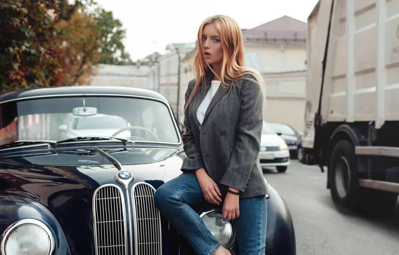 Фото обои взгляд, поза, улица, модель, портрет, джинсы, макияж, прическа