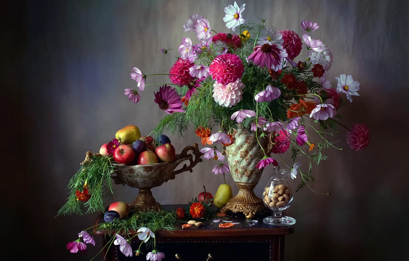 Фото обои цветы, яблоки, бокал, тумбочка, ваза, фрукты, орехи, натюрморт