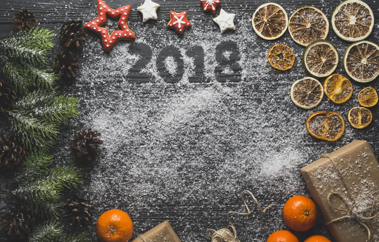 Фото обои ель, печенье, подарки, мандарин, цыфры, сухой апельсин, новый год 2018
