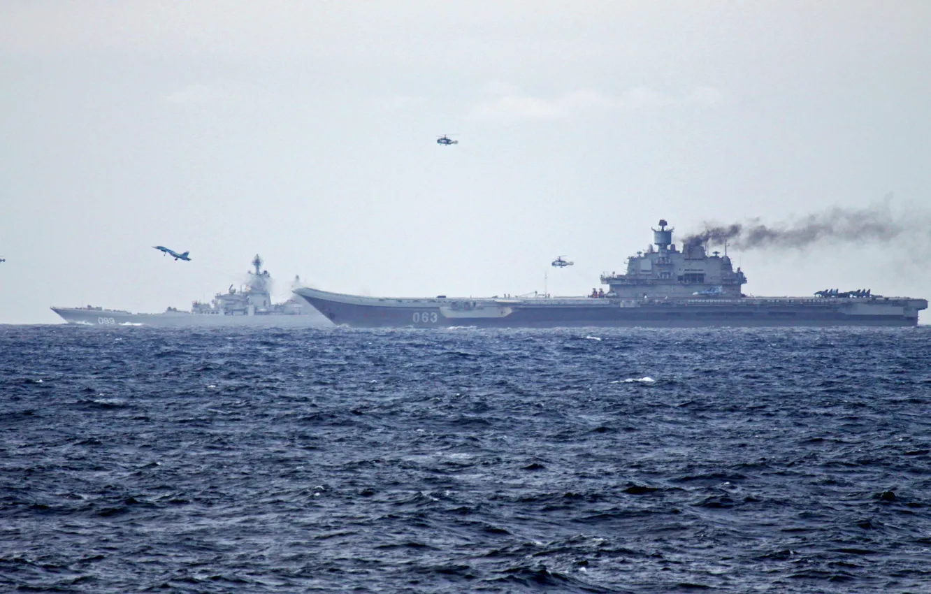 Фото обои самолёты, вертолёты, ВМФ Росии, Авианесущий крейсер Адмирал Кузнецов, Атомный крейсер Пётр Великий