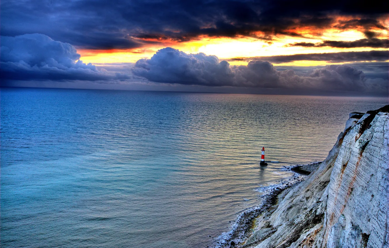 Фото обои море, небо, закат, тучи, природа, скала, маяк, зарево