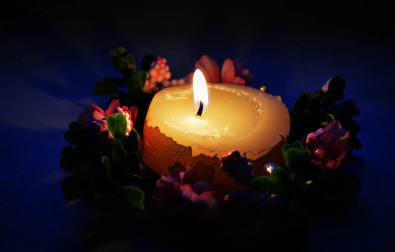 Фото обои свет, цветы, ночь, огни, пламя, месяц, воск, венок