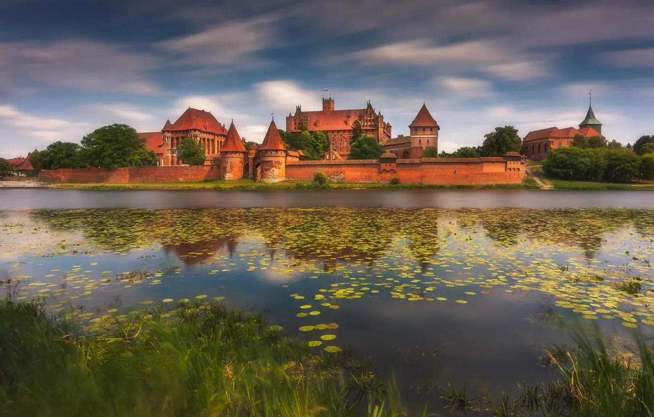Фото обои река, замок, Польша, Poland, Malbork, Замок Мариенбург, Замок Мальборк, Река Ногат