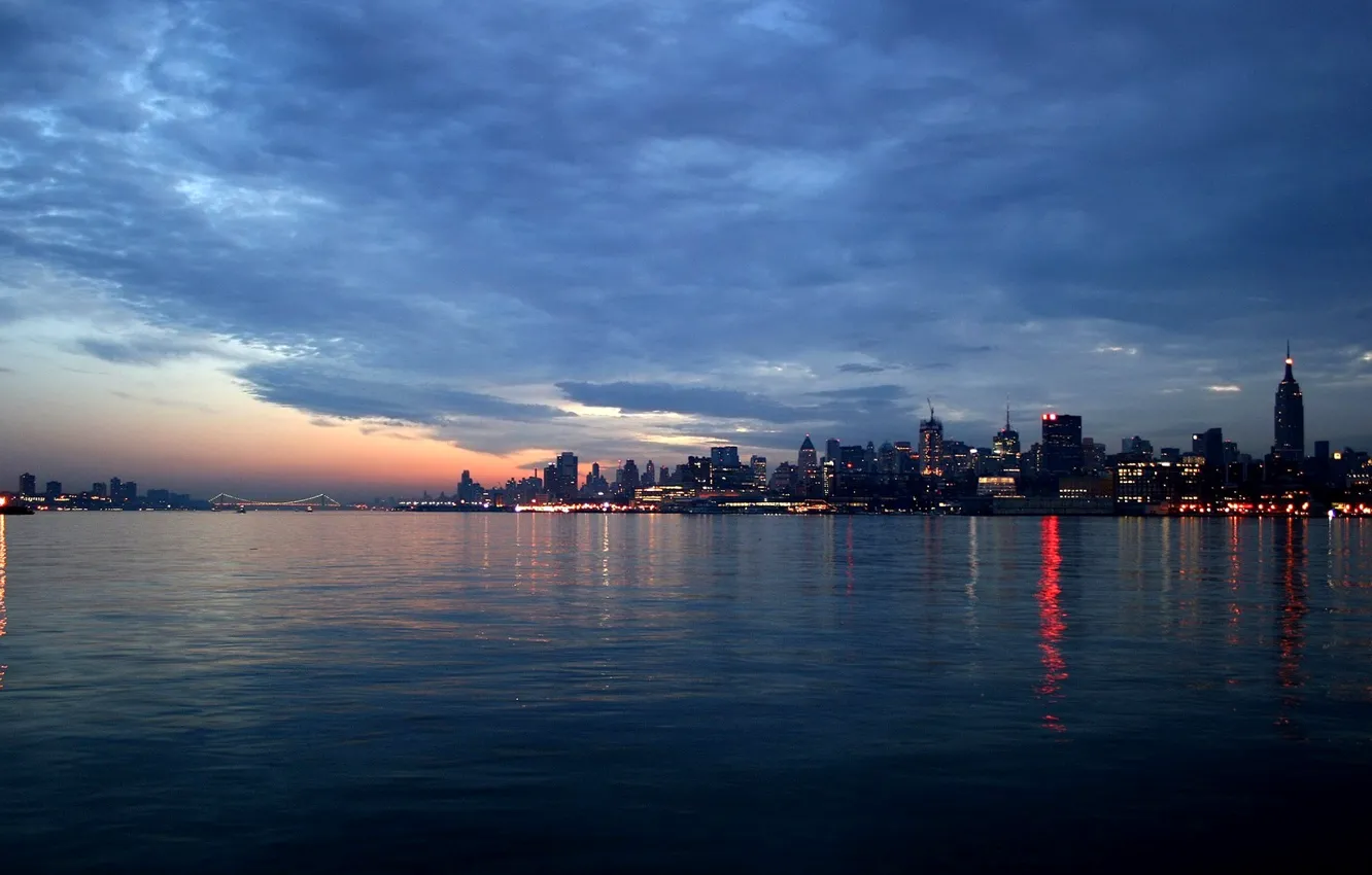 Фото обои небо, облака, ночь, мост, город, огни, дома