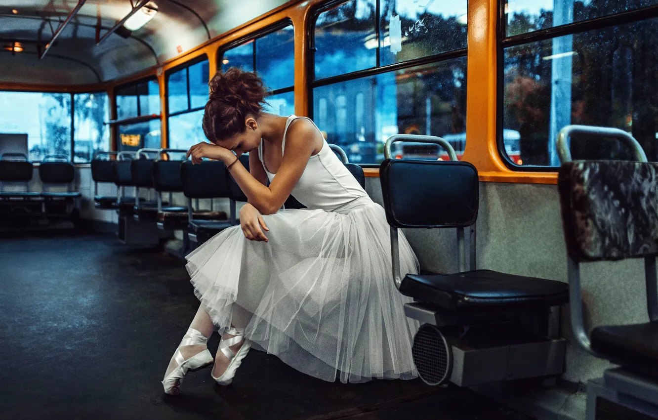 Фото обои усталость, балерина, общественный транспорт