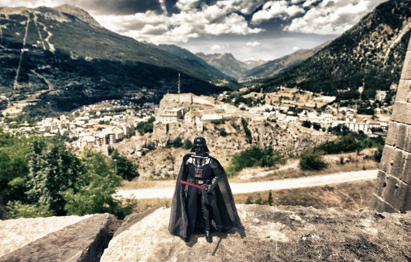 Фото обои горы, город, Darth Vader, Дарт Вейдер, световой меч