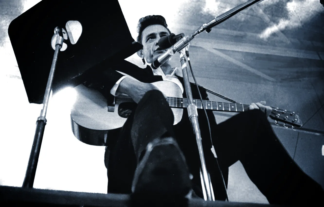 Фото обои гитара, костюм, микрофон, певец, country, кантри, Johnny Cash