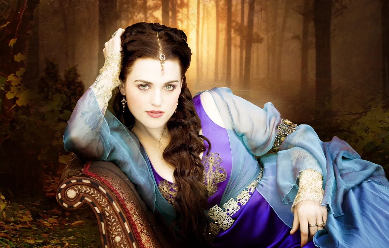 Фото обои dress, eyes, beautiful, sofa, jewelry, Merlin, katie mcgrath