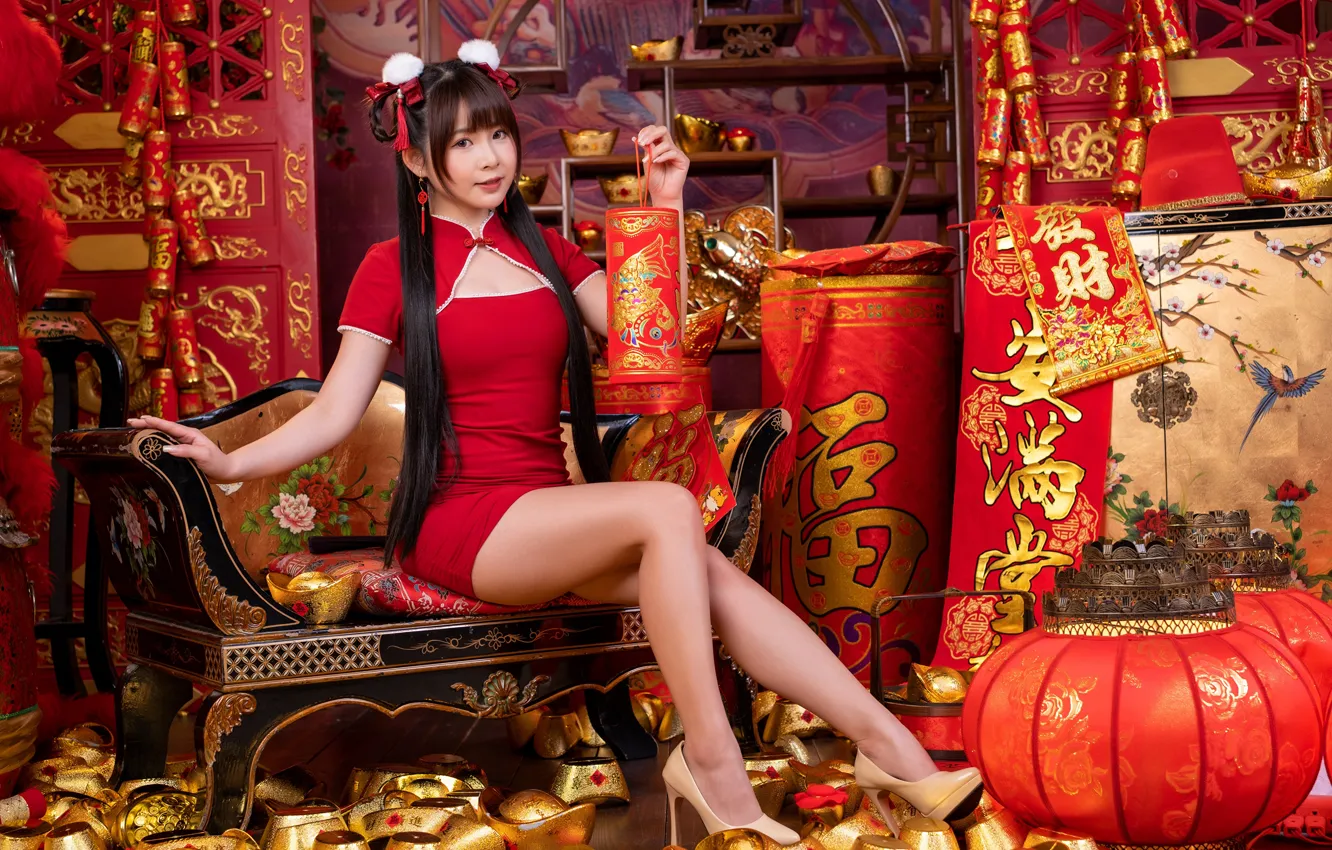 Фото обои взгляд, украшения, секси, поза, стиль, диван, модель, портрет