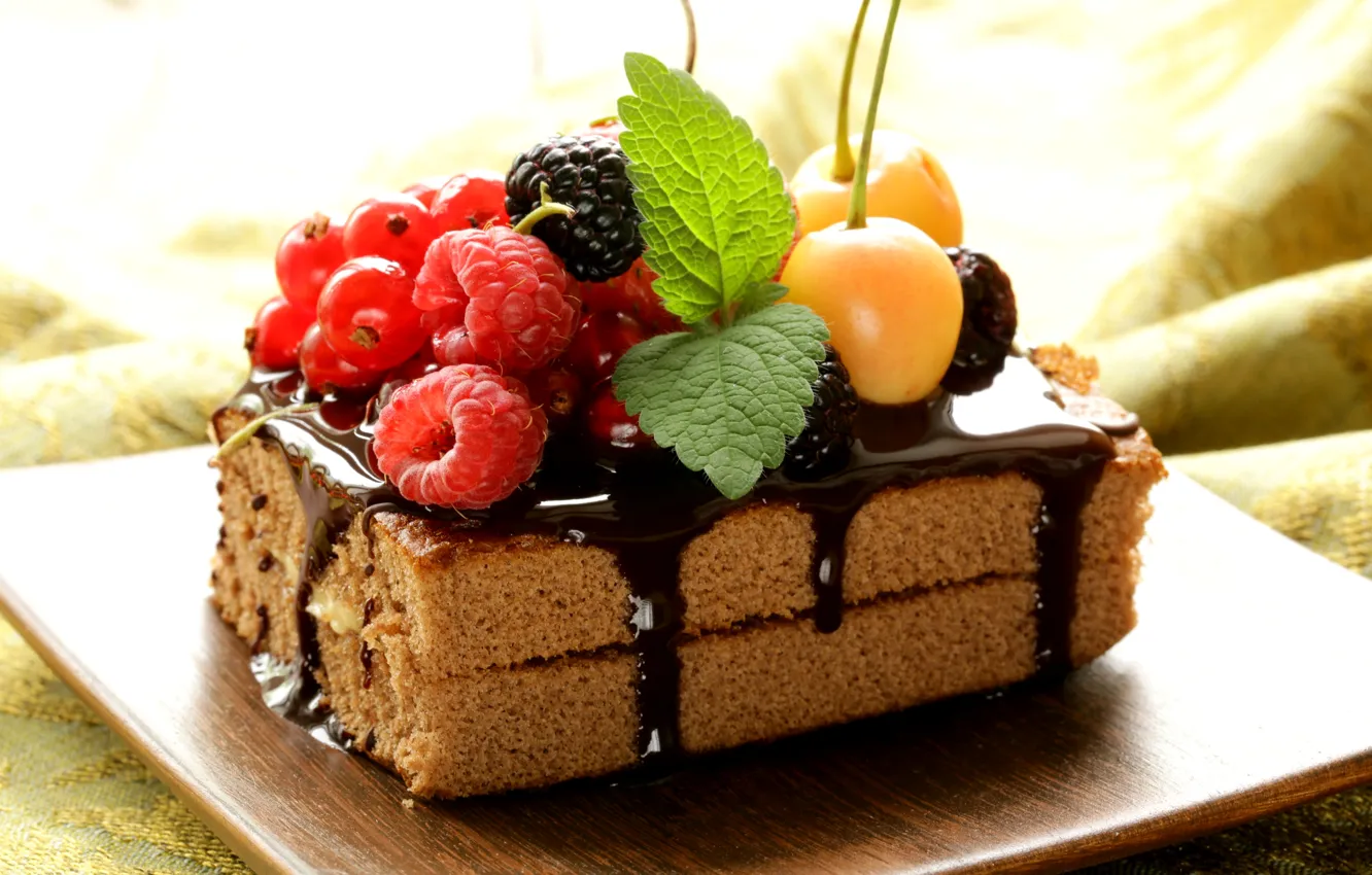 Фото обои ягоды, малина, шоколад, торт, пирожное, мята, десерт, смородина