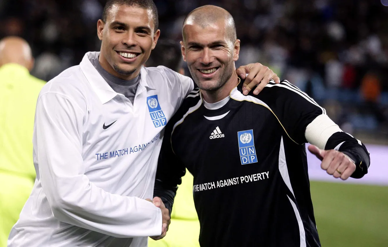 Фото обои улыбки, футболисты, легенды, legends, Ronaldo, Роналдо, Zinedine Zidane, Зинедин Зидан