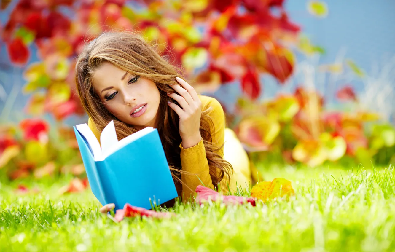 Фото обои осень, трава, листья, девушка, парк, книга, шатенка