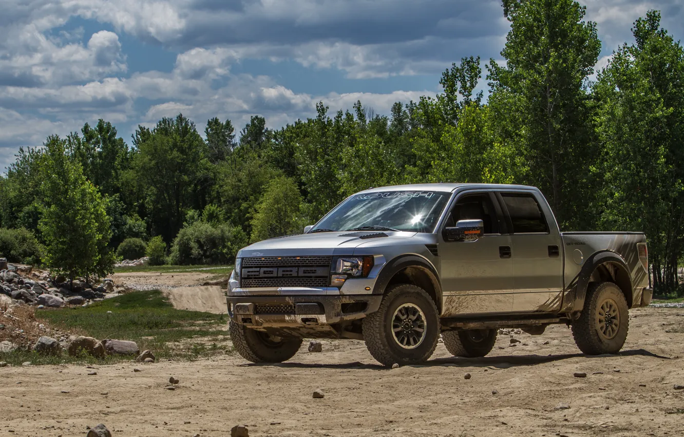 Фото обои дорога, лес, деревья, камни, тюнинг, американский, серии Super Duty, светотехника с двойными фарами