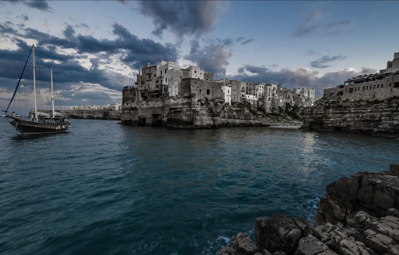 Фото обои море, скалы, корабль, дома, Италия, Полиньяно-а-Маре